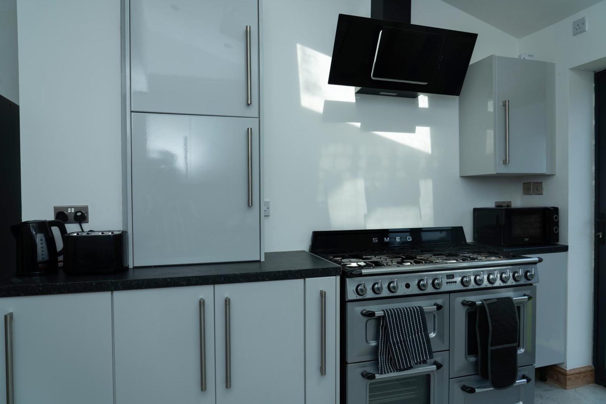 Double Bedroom Near Etihad And Coop Live With Free Parking, Shared Kitchen & Bathroom - Including Free 1-Hour Early Check-In Or Late Check-Out For Bookings Until July 맨체스터 외부 사진