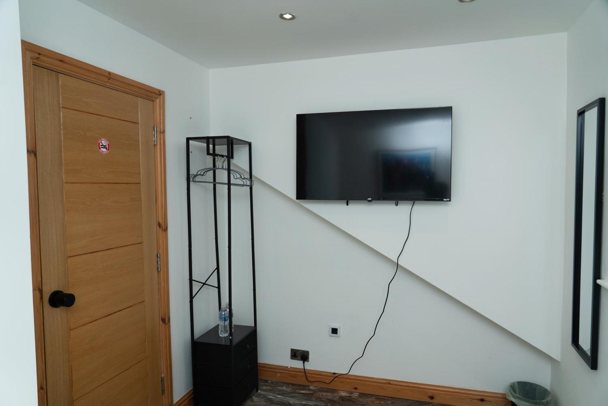 Double Bedroom Near Etihad And Coop Live With Free Parking, Shared Kitchen & Bathroom - Including Free 1-Hour Early Check-In Or Late Check-Out For Bookings Until July 맨체스터 외부 사진